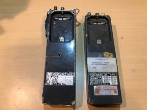 BRG FM05-165 kézirádió, korai széria példányai, 1970 és 1973 összehasonlítás, távoli felvétel, hátulnézet