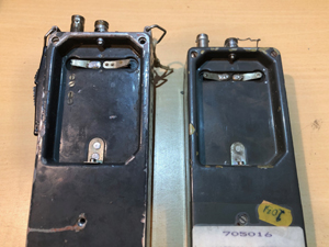 BRG FM05-165 kézirádió, korai széria példányai, 1970 és 1973 összehasonlítás, közeli felvétel, hátulnézet