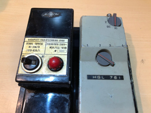 BRG FM05-165 kézirádió, korai széria kb. 1970, a tápegységbe illesztve, közeli felvétel