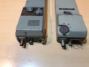 BRG FM05-165 kézirádió, korai széria példányai, 1970 és 1973 összehasonlítás, közeli felvétel, felülnézet