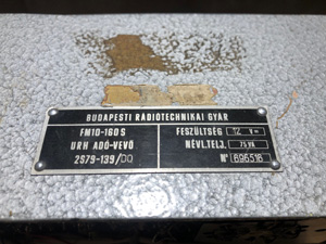 BRG FM10-160 elektroncsöves mobil URH adóvevő, típusjelzés a gyári adattáblán