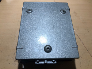 BRG FM10-160 elektroncsöves mobil URH adóvevő, külső alulnézet, árnyékoló fedlapokkal