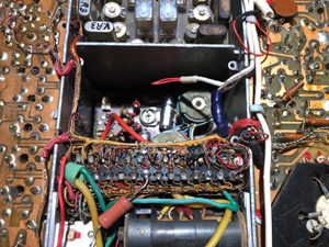 BRG FM10-160 elektroncsöves mobil URH adóvevő, szelektív hívó egység alulnézet