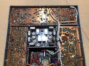 BRG FM10-160 elektroncsöves mobil URH adóvevő, kristályváltó (csatornaváltó) egység alulnézet