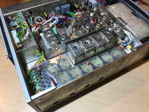 BRG FM301 és BRG FM303 URH mobil adó-vevő, teljesen félvezetős, modern technológia, korszerű fejlesztés, belső nézet, adó egység, kristályváltó panel